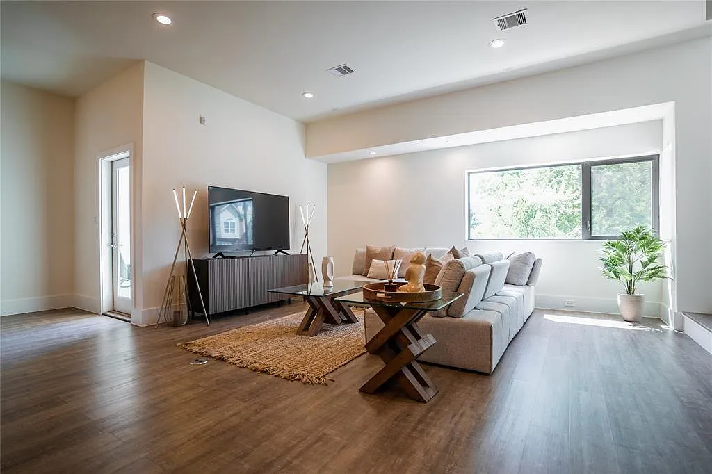 3 bed, 3.5 bath, 2052 sqft, $2,900 — Photo 3