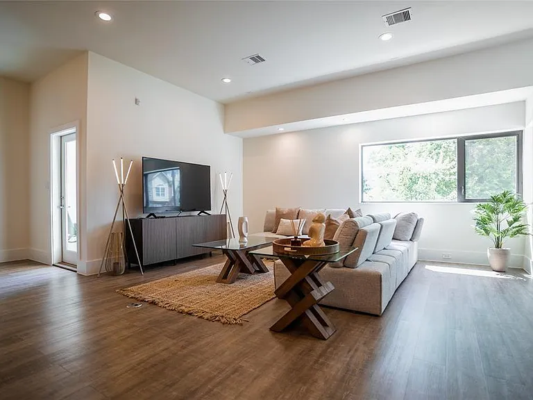 2212 Francis St — Photo 3