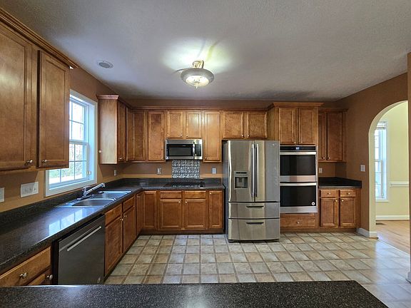 4th image of 36 Randolph Ct