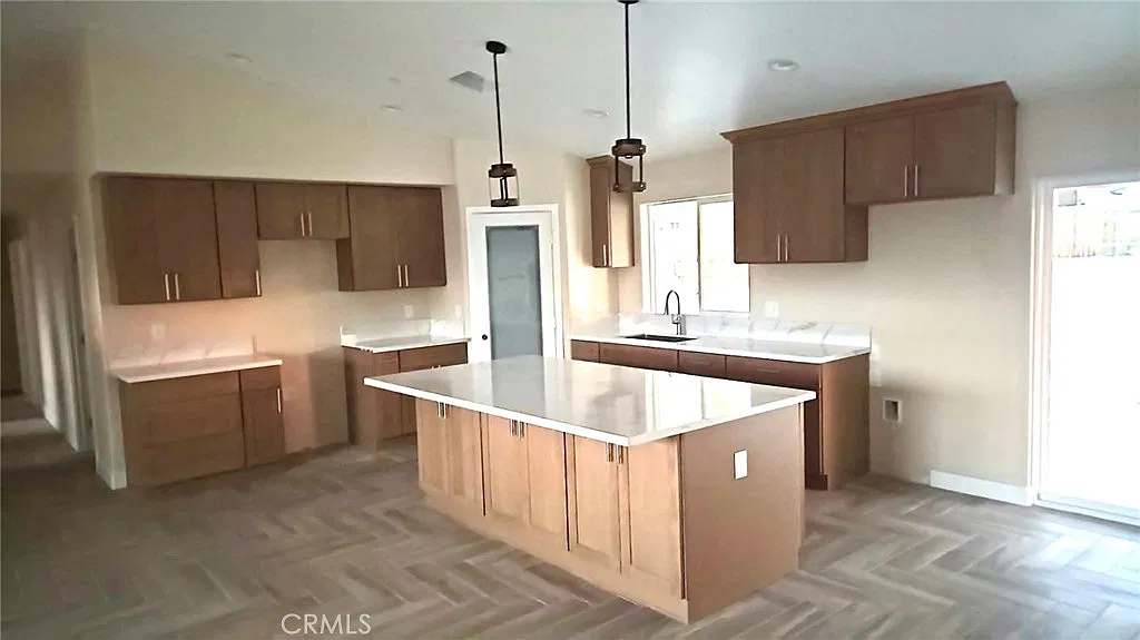 4 bed, 1820 sqft, $2,900 — Photo 3