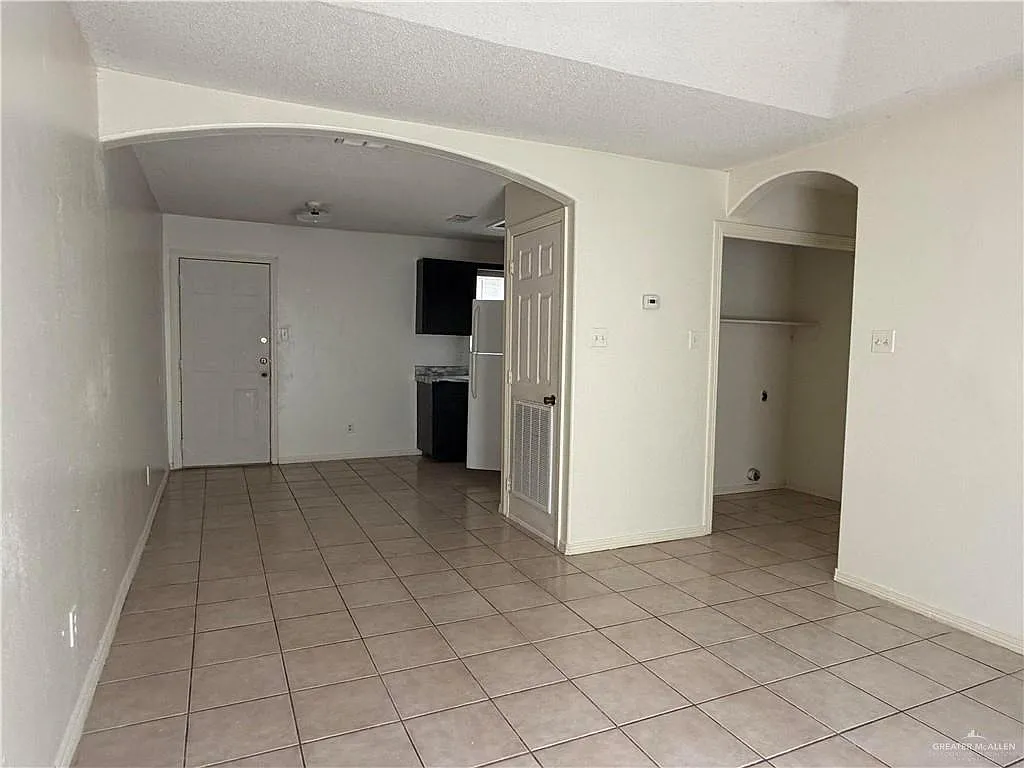 2 bed, 1.0 bath, 748 sqft, $800 — Photo 2