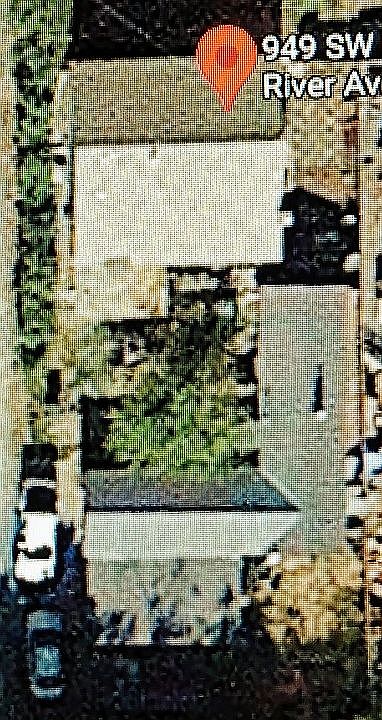 2nd image of 949 SW Rogue River Ave