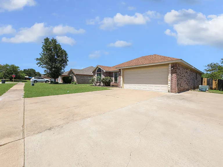 4802 Sapphire Dr — Photo 2