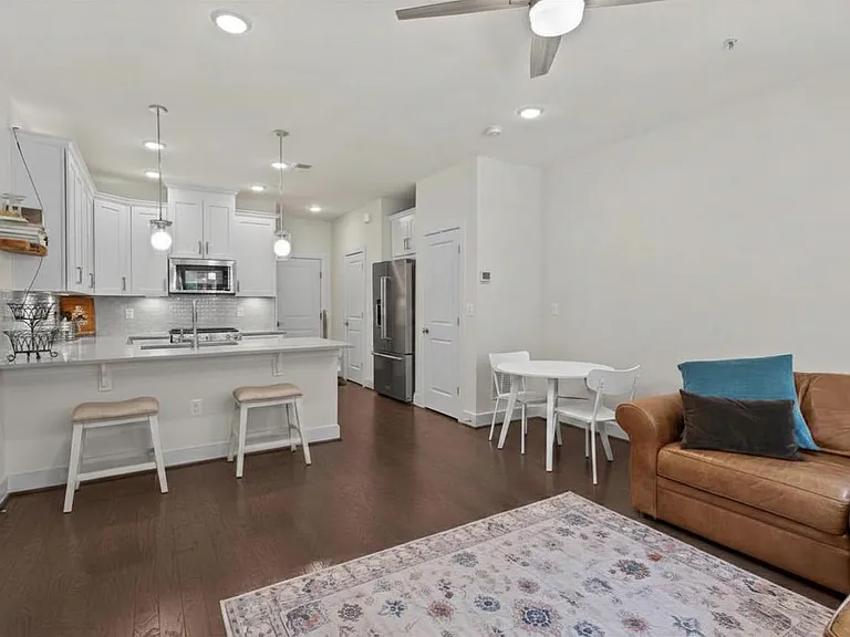 813 Rockwell Ave — Photo 48