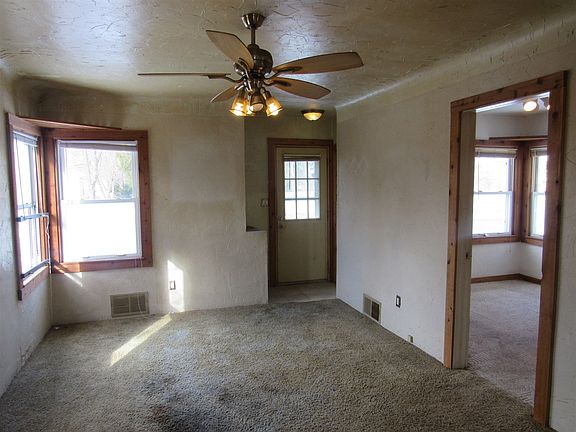 3rd image of 3846 Lorraine Ave