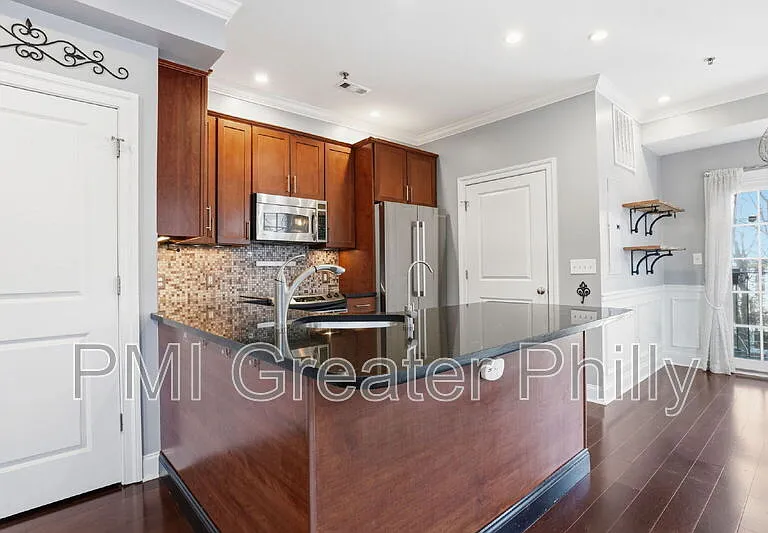 243 Montrose St #103 — Photo 8