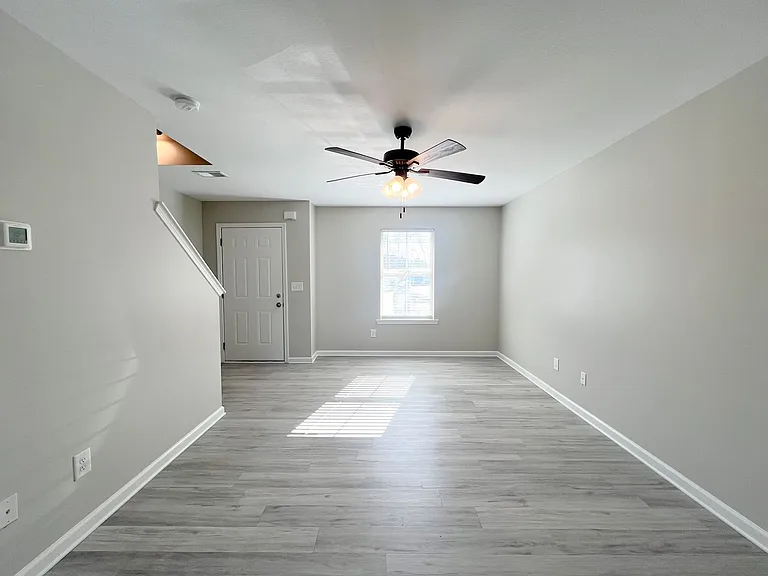 106 Smithson Ct — Photo 6