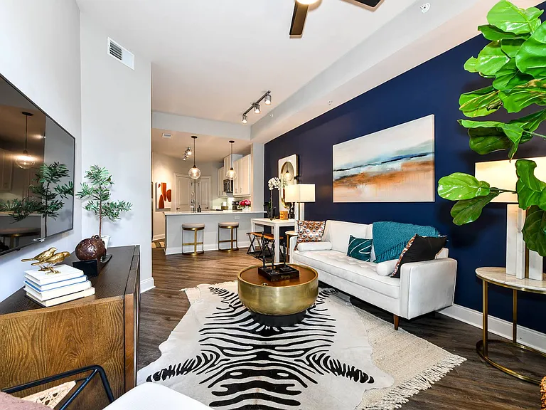 92 West Paces Luxury Apartments — Photo 17