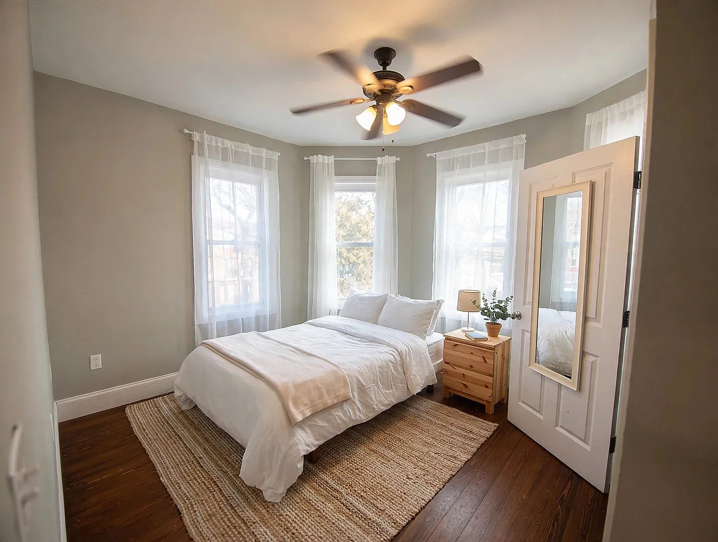 Renovated Gem near NEU! Stainless Steel, Laundry in Unit, Cat OK! — Photo 4