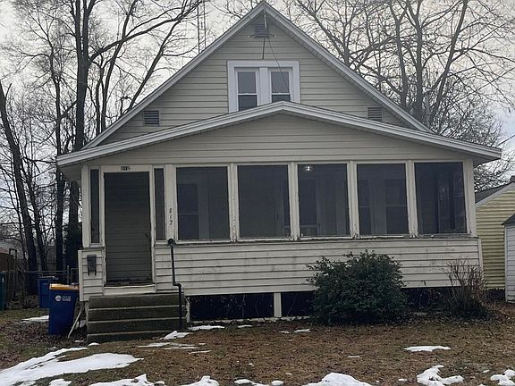 2nd image of 812 Graceland St NE