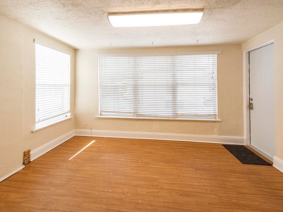3rd image of 412 SE 17th St