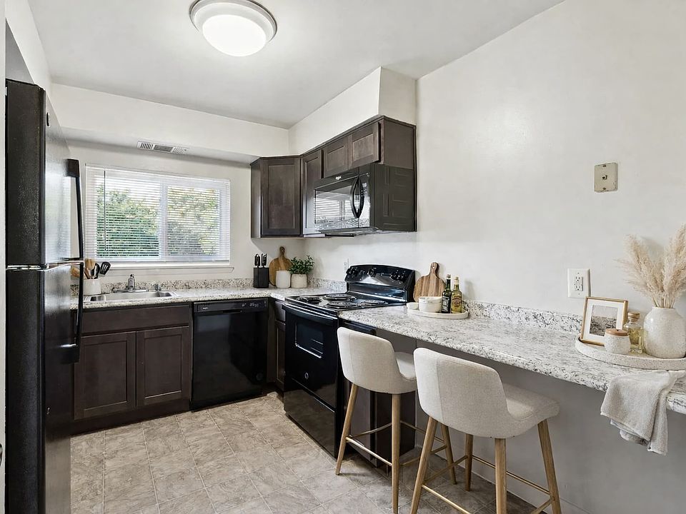 Eat in Kitchen with Breakfast bar