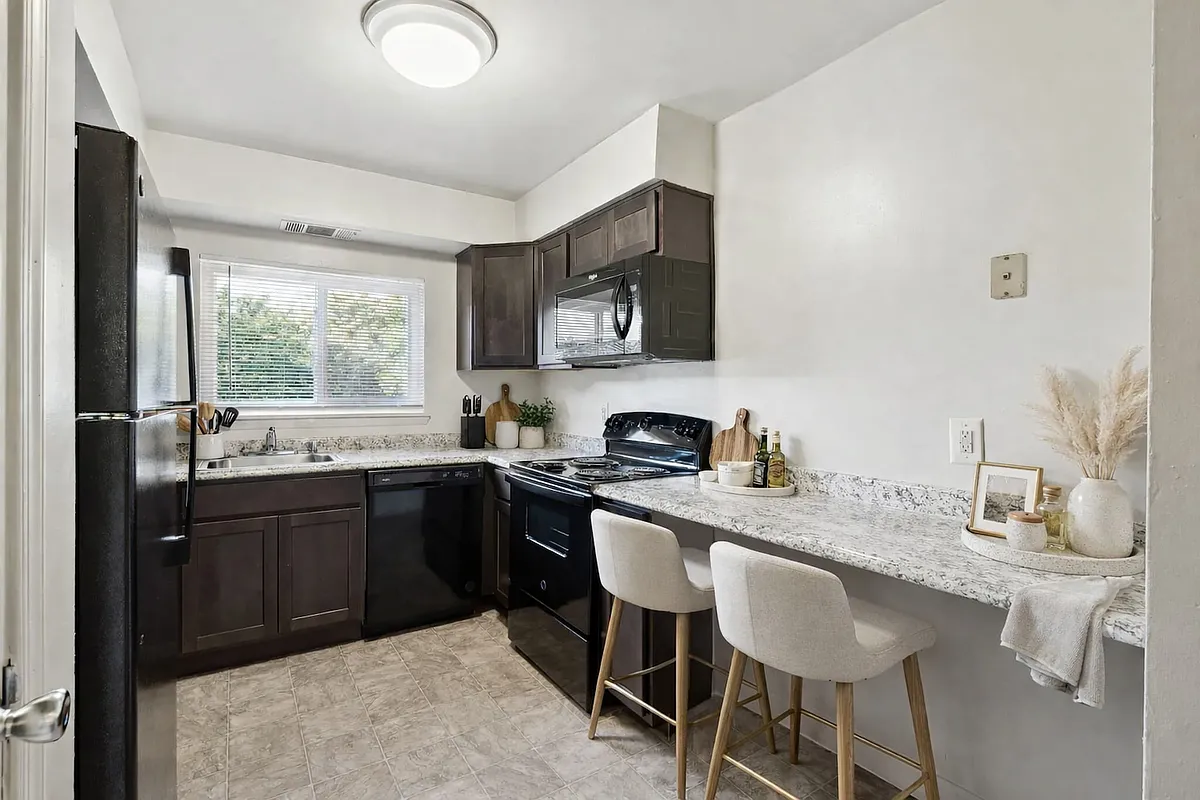 Eat in Kitchen with Breakfast bar - Belmont Park