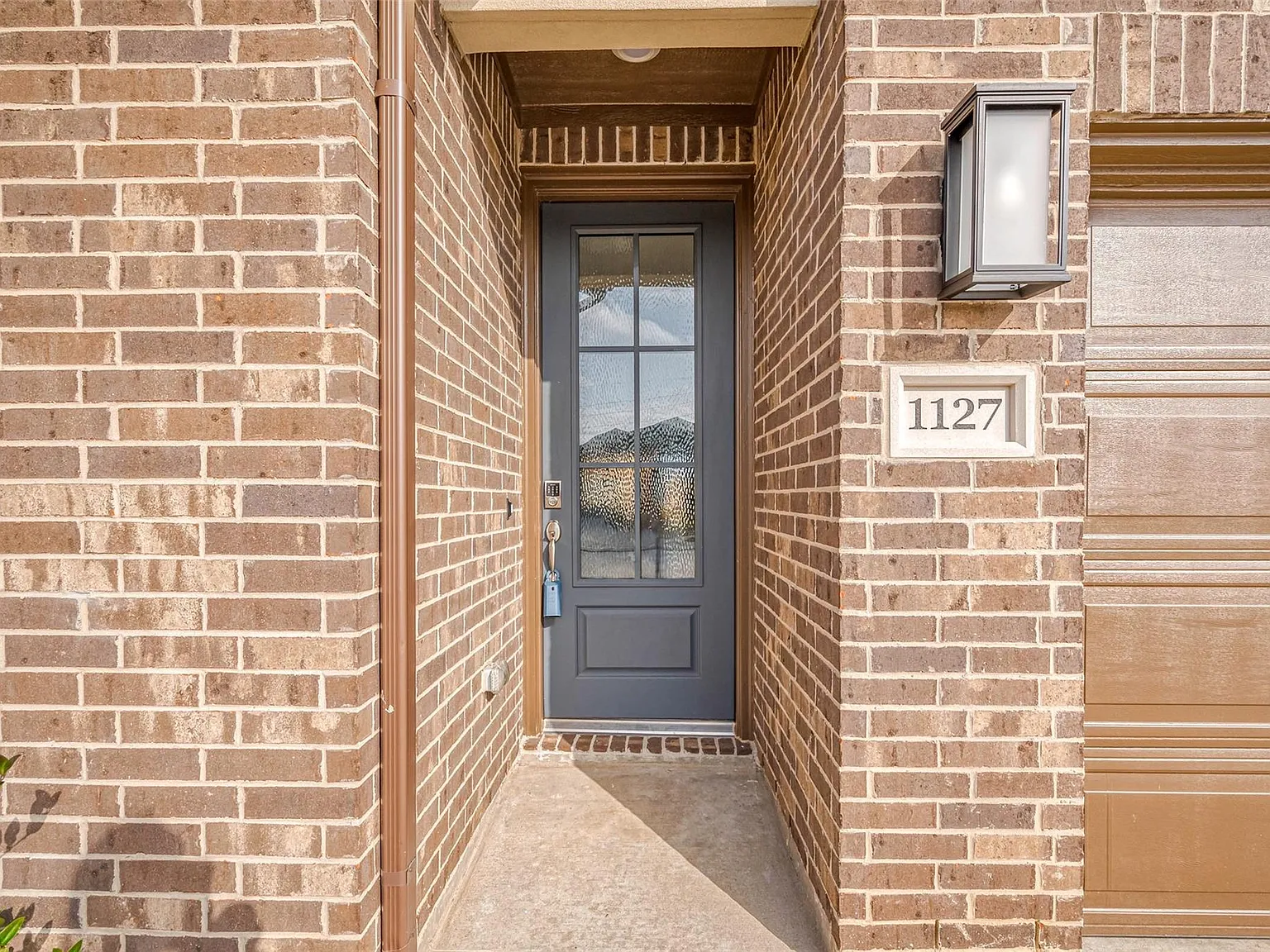 5 bed, 3.0 bath, 2378 sqft, $3,000 — Photo 2