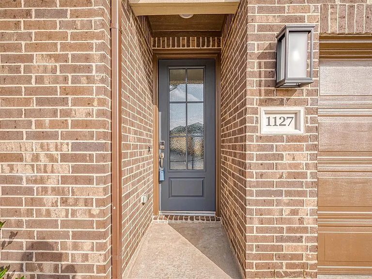1127 Sugar Dr — Photo 2