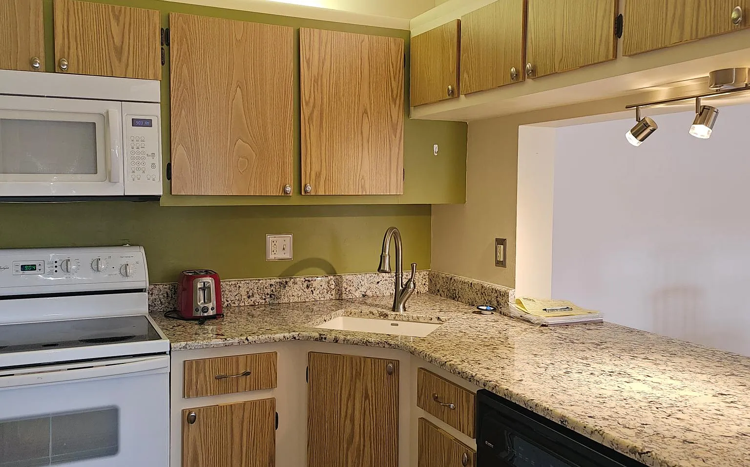 2 bed, 950 sqft, $1,650 — Photo 2