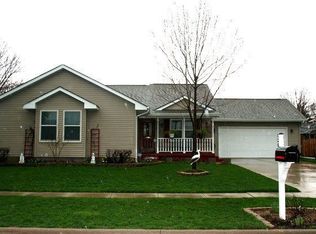 921 Scott Dr, Sycamore, IL 60178