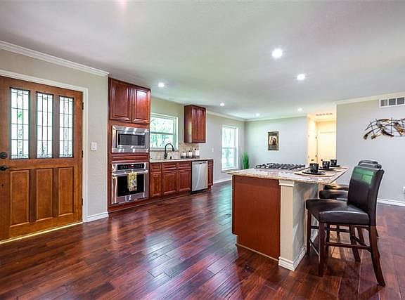 5th image of 3209 Medina Dr