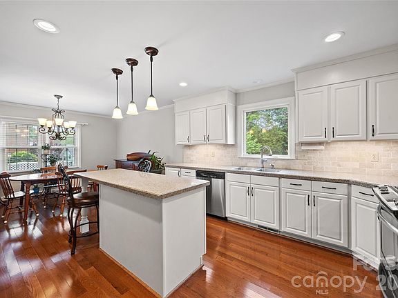3rd image of 2417 Rosemond Cir