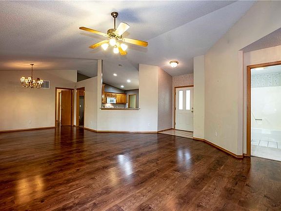 4th image of 4 Ames Ln