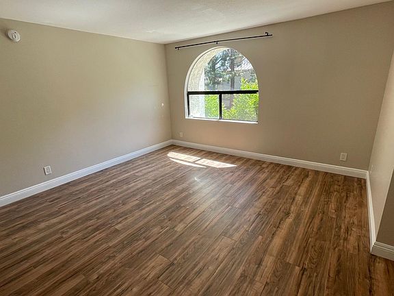 3rd image of 21620 Burbank Blvd Unit 4