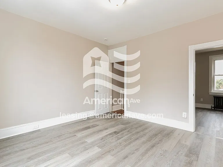 1299137_010_main_bedroom_9.jpg