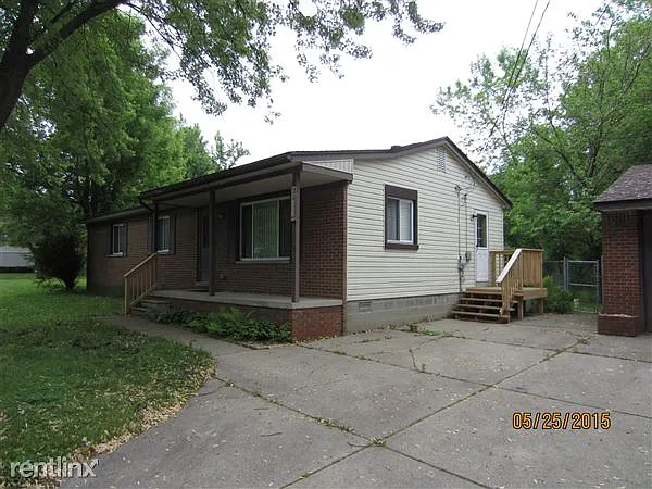 28100 David St photo 1