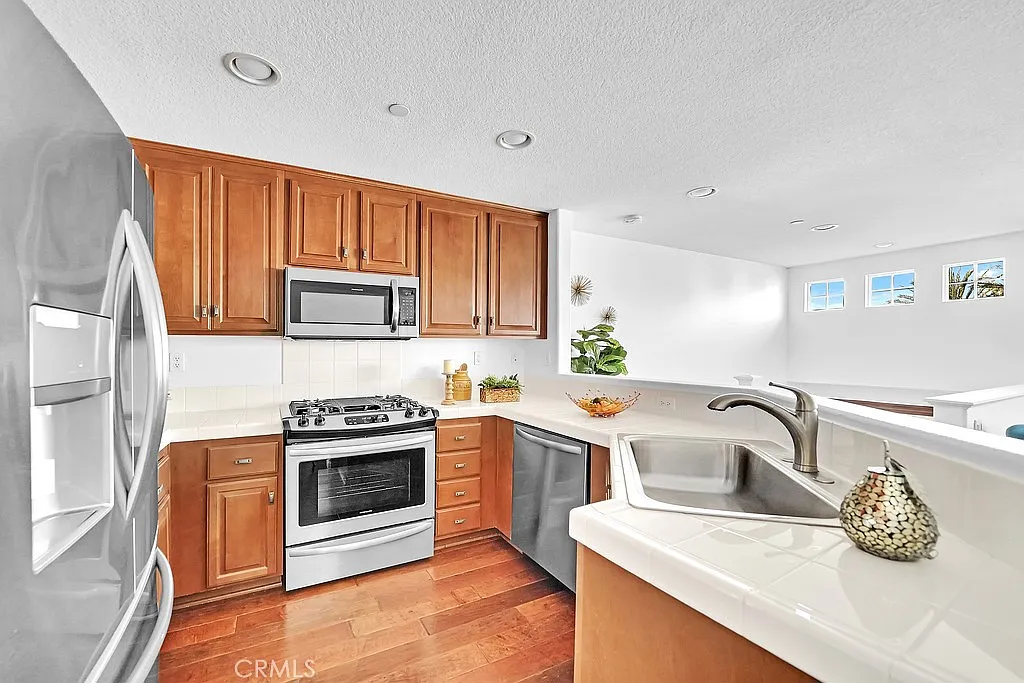 2 bed, 2.5 bath, 1180 sqft, $3,700 — Photo 3