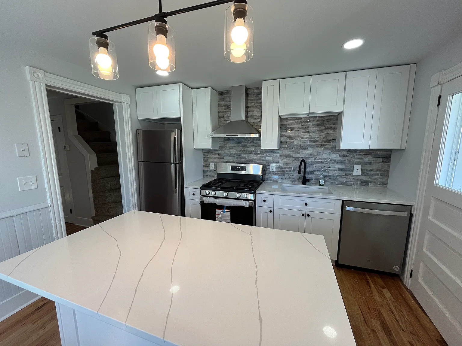 3 bed, 1100 sqft, $2,250 — Photo 3