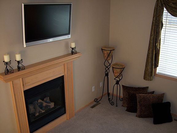 Living Rm with gas FP