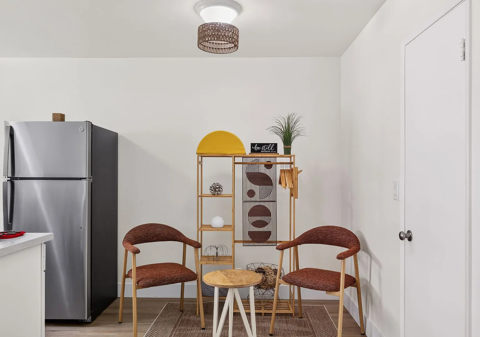 Charming 1 Bedroom Condo Just Blocks from the Beach! — Photo 3