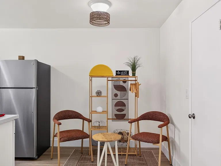 1250 E 3rd St #8 — Photo 3