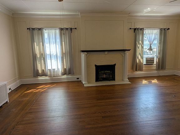 4th image of 303 4th St NE