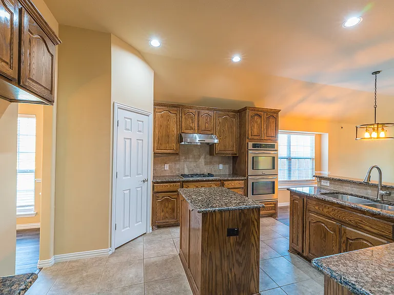 918 Witherby Ln — Photo 9
