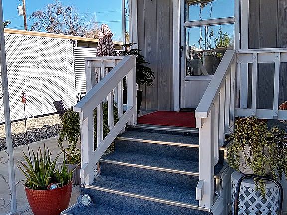 CHARMING EXTERIOR FRONT STEP