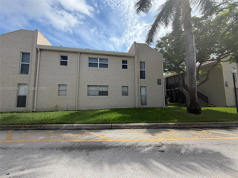 5328 NE 6th Ave #F13 — Photo 9