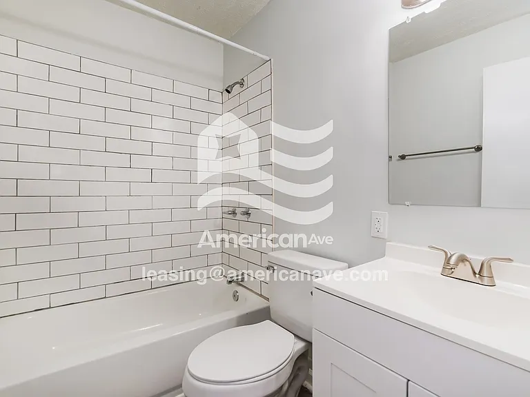 1043596_014_bathroom_12692875.jpg