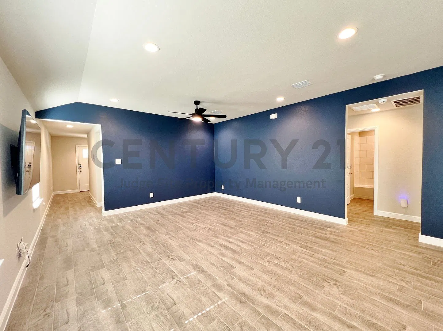 Immaculate 3/2/2 with Unbeatable Access to Granbury's Vibrant Lake Life For Rent! — Photo 4