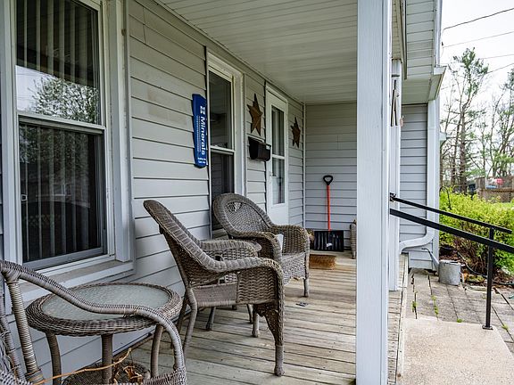 4th image of 207 Spring St