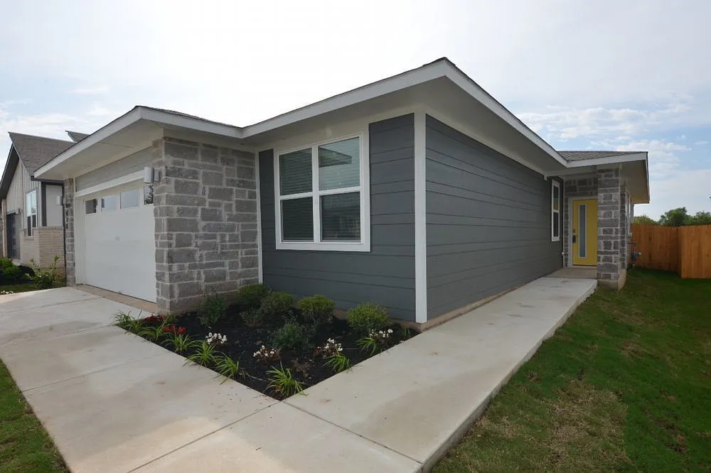 4 bed, 2.0 bath, 1705 sqft, $2,000 — Photo 3