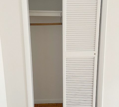 5th image of 402 W 22nd St APT 4F