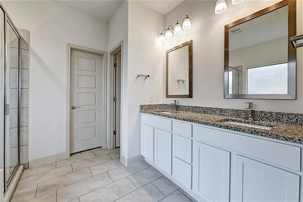 4 bed, 3.0 bath, 2825 sqft, $2,698 — Photo 4