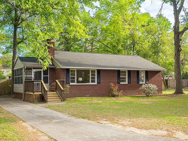 1010 Hitchcock Dr SW — Photo 1