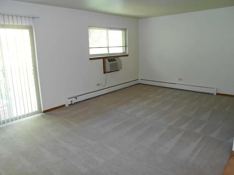 Pebblewood Court Apartments — Photo 6