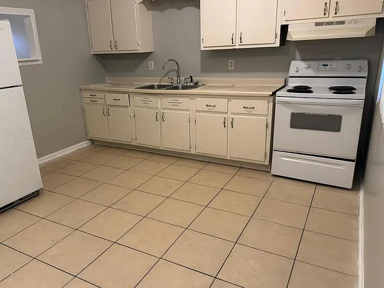 3226 N Wellington Ave — Photo 2
