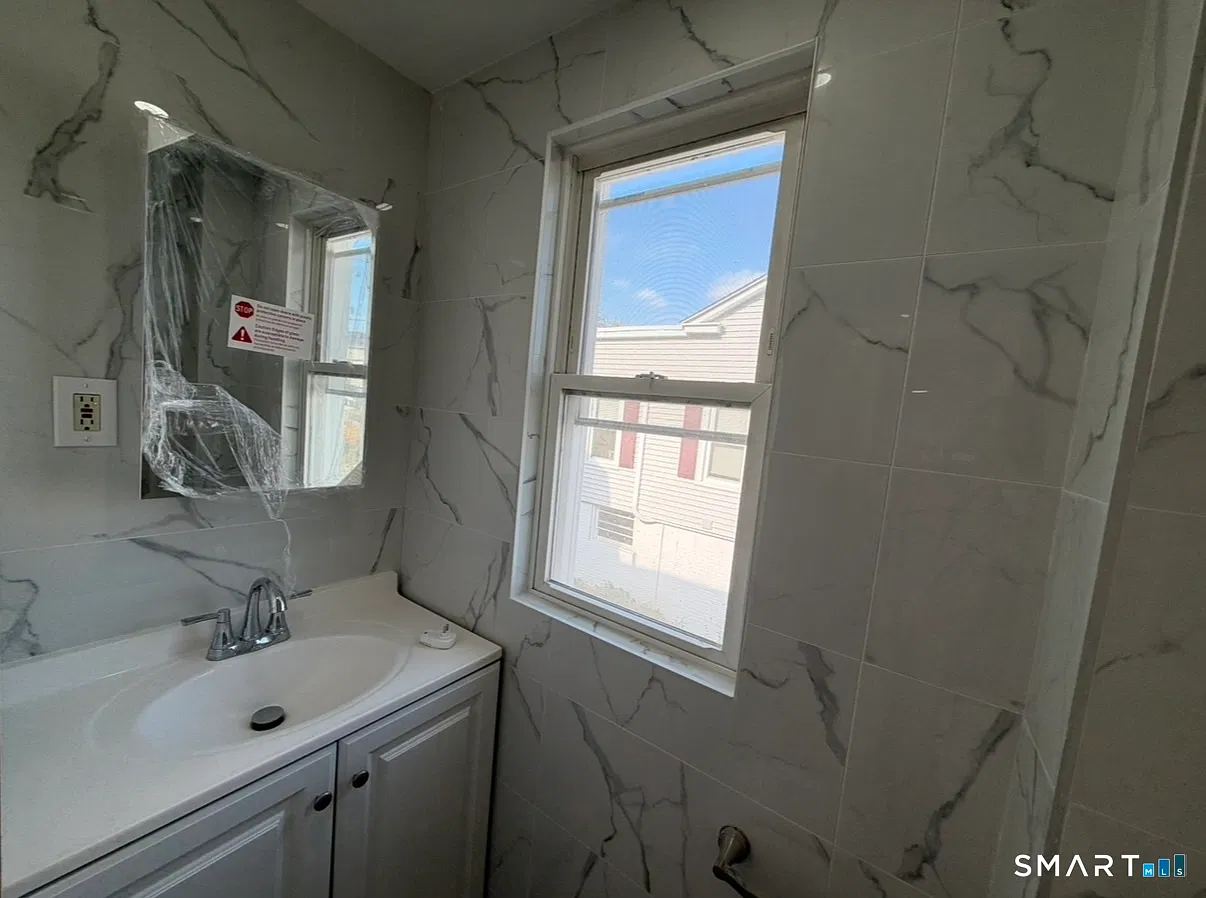 4 bed, 1.0 bath, 4960 sqft, $1,800 — Photo 4
