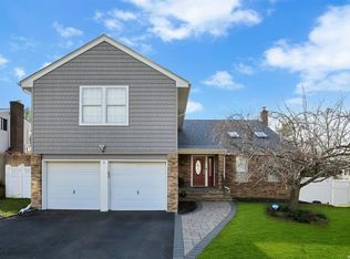 8 Branding Iron Ln, Glen Cove, NY 11542