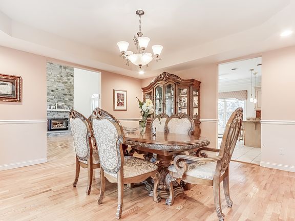 5th image of 70 Halley Dr