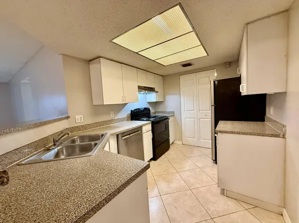 5065 Wiles Rd, Pompano Beach, FL