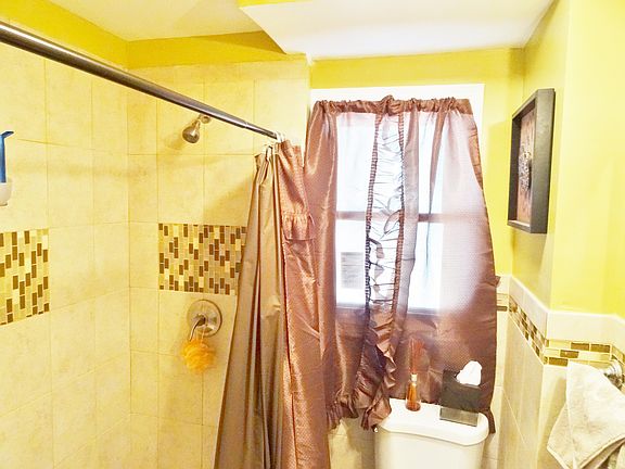 4th image of 1029 E Blancke St